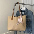 Große beige Tragetasche mit braunen Trägern und gestreiftem Seidenschal-Detail am Griff - Khaki