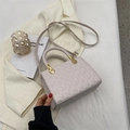 Borsa a tracolla trapuntata beige con dettagli dorati e manici intrecciati - Bianco