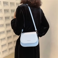 Bolso de hombro azul claro en cuero sintético con letras de moda puesto en modelo - Azul