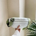 Marsupio bianco trapuntato con cinturino regolabile verde chiaro e tirazip intrecciato - Verde