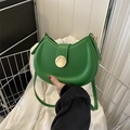 Detalle de bolso bandolera verde media luna en piel lisa con hebilla redonda de metal dorado - Verde