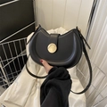 Detalle de bolso medialuna negro con cierre magnético dorado y piel sintética lisa - Negro