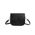 Klassische schwarze PU-Leder Satteltasche mit goldener Hardware und Schulterriemen - Schwarz
