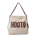 Beige Canvas-Tragetasche mit braunem HOOTO-Schriftzug und schmalen Lederriemen - Braun