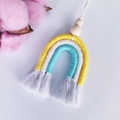 Décoration arc-en-ciel en coton fait main à trois couches avec perles en bois et pompons - Couleur Jaune Blanc Bleu (C17)
