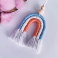 Gros plan de la décoration arc-en-ciel faite main avec perles et franges en coton - Couleur Bleu Blanc Orange (C18)