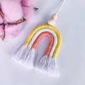 Détail d'une décoration arc-en-ciel en macramé avec perles en bois et franges artisanales - Couleur Macaron Jaune Blanc Rose-Orange (C19)