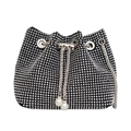 Sac seau en strass noirs avec chaîne argentée et breloques en perles sur le cordon - Argenté