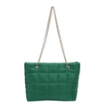 Bolso tote acolchado verde de nailon con cadenas doradas para un look de invierno chic - Verde
