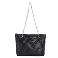 Borsa tote trapuntata nera con spalline a catena dorata su sfondo bianco - Nero