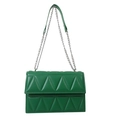 Bolso bandolera verde acolchado con diseño de triángulos y cadena plateada sobre blanco - Verde