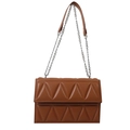 Bolso de hombro marrón en cuero sintético con acolchado triangular y cadena de plata - Marrón