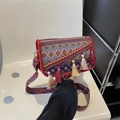 Sac bandoulière bohème avec motifs tricotés colorés et glands à franges en version rouge - Rouge