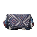 Detail einer Boho-Jacquard-Tasche mit geometrischen Mustern und bunten Quastenfransen - Blau
