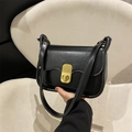 Bolso de hombro minimalista en cuero negro brillante con hebilla dorada y acabado retro - Negro