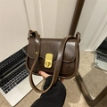 Bolso de hombro vintage marrón oscuro en cuero PU con hebilla dorada y doble correa - Marrón