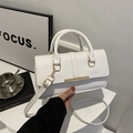Bolso de mano blanco en cuero granulado con barra dorada y correa de hombro ajustable - Blanco