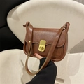 Bolso bandolera marrón vintage con cierre dorado retro y textura de piel - Marrón