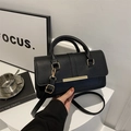Bolso elegante de cuero negro con barra metálica dorada y correa ajustable - Negro