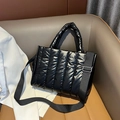 Elegante borsa a mano trapuntata nera lucida con tracolla in nylon rimovibile - Nero