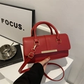 Elegante bolso rojo con patrón de lichi, herrajes dorados y correa desmontable - Rojo