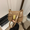 Bolso cuadrado marrón retro con textura vintage y cierre metálico dorado de calidad - Caqui