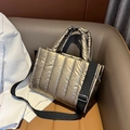Borsa tote trapuntata oro metallizzato con manici imbottiti e tracolla regolabile - Champagne