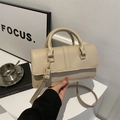 Elegante bolso de mano beige en cuero granulado con barra dorada y correa de hombro - Caqui