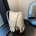 Böhmische weiße Beuteltasche mit langen Lederfransen und verstellbarem Schultergurt - Weiß