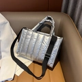 Borsa tote trapuntata argento in cotone spaziale con tracolla nera regolabile - Argento