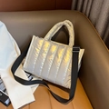 Borsa a tracolla trapuntata argento in cotone space con finitura metallizzata e cinturino - Bianco