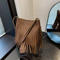 Dunkelbraune Umhängetasche im Vintage-Stil mit langen Fransen und Narbenleder - Braun