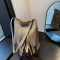 Graue Vintage Quasten-Beuteltasche mit Kieselleder-Struktur und langen Fransen - Grau