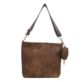 Braune Vintage-Beuteltasche mit buntem Ethno-Gurt und kleinem runden Münzanhänger - Braun