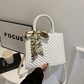 Bolso blanco acolchado con costuras en V, pañuelo decorativo y bandolera larga - Blanco