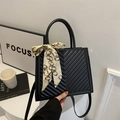 Bolso negro acolchado con diseño de chevrón, asas dobles y detalle de pañuelo de seda - Negro