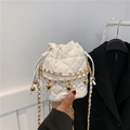 Mini borsa a secchiello bianca trapuntata con catena dorata e pendenti a cuore chic - Bianco