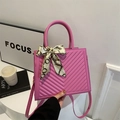 Bolso de mano acolchado rosa con asa de pañuelo de seda y correa ajustable para hombro - Rosa