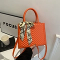 Bolso acolchado naranja vibrante con pañuelo de seda y correa ajustable para mujer - Naranja