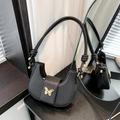 Elegante borsa a tracolla a mezzaluna in pelle nera con chiusura a farfalla dorata - Nero