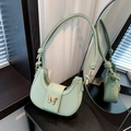 Borsa a mezzaluna verde menta con fibbia a farfalla dorata e trama in ecopelle martellata - Verde