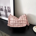 Roze en witte geruite tweed schoudertas met zacht getextureerd onderarm ontwerp - Roze