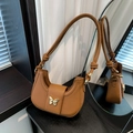 Borsa hobo marrone in pelle martellata con fibbia a farfalla dorata ed elegante - Marrone