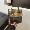 Dettaglio dello zaino a quadri vintage con pelle PU marrone e placca in metallo dorato CVNRS OIVE - Verde