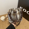 Detail der Woll-Karo-Beuteltasche mit geflochtenem Griff und süßem Strick-Anhänger - Mit Anhänger / Grau