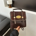 Dettaglio della cucitura scozzese vintage sullo zaino in pelle marrone con stemma - Rosso