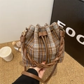 Retro-Eimer-Tasche mit Karomuster, gewebtem Griff und Plüschbär-Anhänger für Damen - Mit Anhänger / Braun