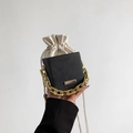 Borsa a secchiello nera con coulisse beige e tracolla a catena dorata spessa - Nero