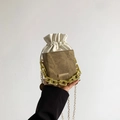 Borsa a secchiello in tela verde oliva con coulisse in pelle bianca e catena d'oro - Cachi