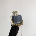 Secchiello blu denim con coulisse, manico a catena dorata e tracolla in metallo - Blu
